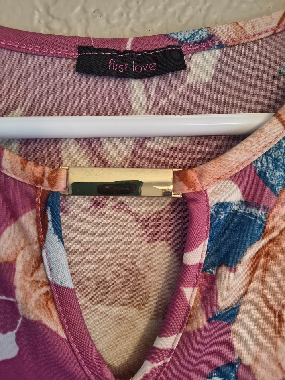 Pink Open Shoulder V Neck With Gold Accent Piece Floral Shirt Tunic Blouse Top - Picture 3 of 5